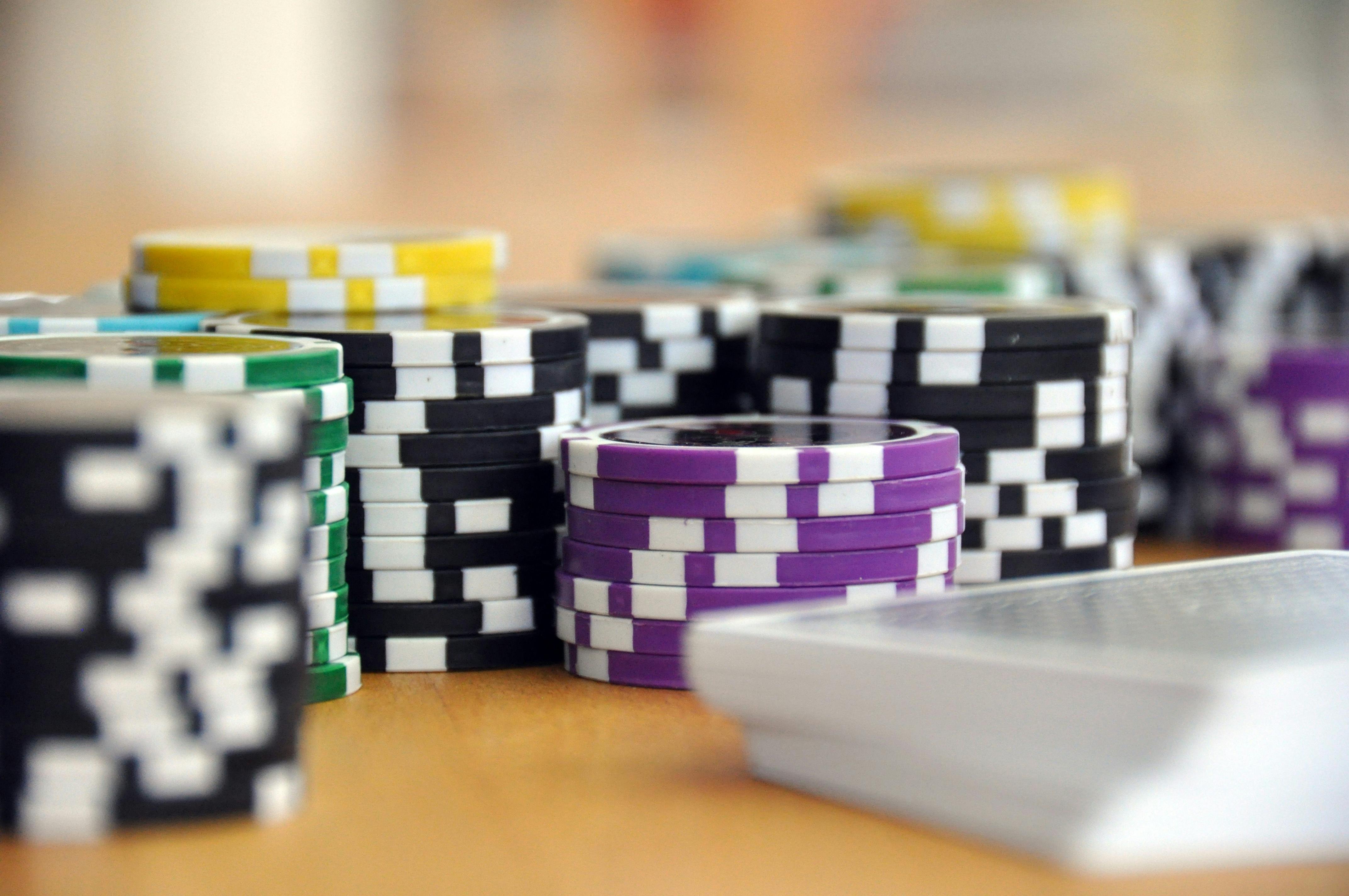 Live poker table interface on 5unsur login mobile showing dealer and four player seats